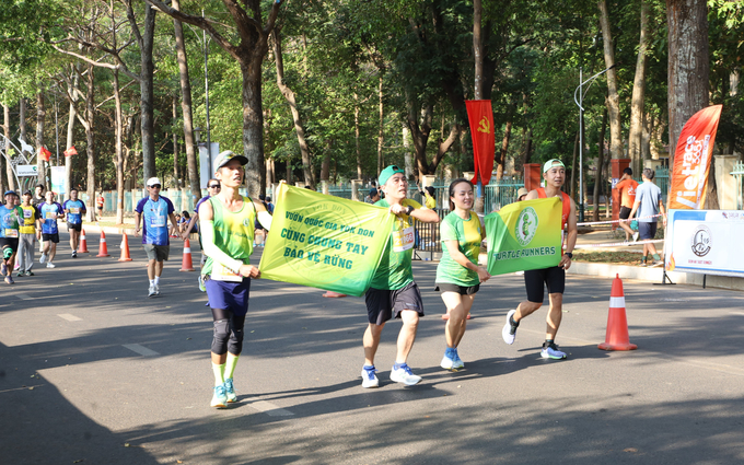 Các vận động viên đến từ vườn quốc gia Yok Đôn tham dự giải chạy với thông điệp ý nghĩa “Cùng chung tay bảo vệ rừng”