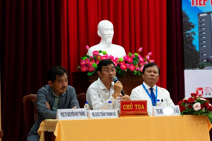 BS.CKII Trần Thanh Vũ (ngồi giữa) giải đáp các câu hỏi của đại biểu tại hội thảo