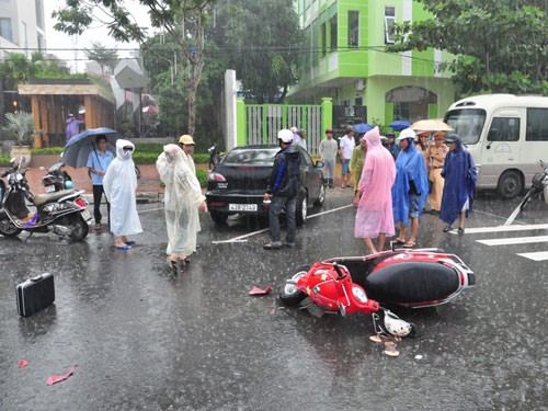 Hình ảnh một số vụ va chạm, tai nạn giao thông xảy ra khi trời mưa (nguồn: internet)