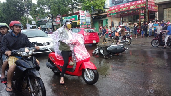 Hình ảnh một số vụ va chạm, tai nạn giao thông xảy ra khi trời mưa (nguồn: internet)