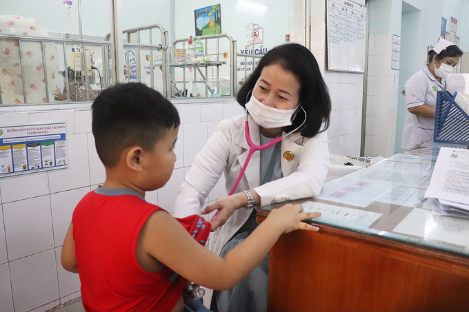 BS.CKII Nguyễn Thị Thu Thủy thăm khám cho bệnh nhi (ảnh minh họa - BVCC)
