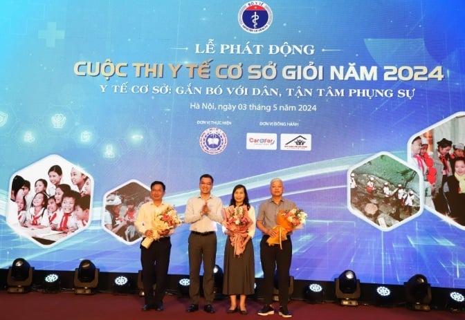 TS.BS Hà Anh Đức, Chánh văn phòng Bộ Y tế tặng hoa cho đại diện các sở y tế đăng cai tổ chức cuộc thi tại 3 khu vực