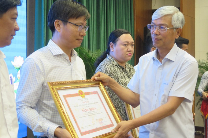 Phó Chủ tịch UBND TP. HCM Võ Văn Hoan trao bằng khen cho các cá nhân có thành tích xuất sắc
