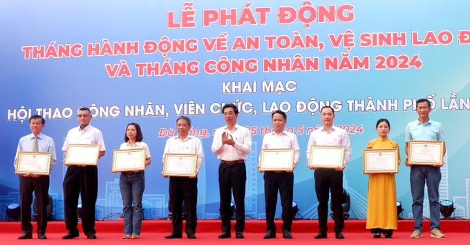 Phó Chủ tịch UBND thành phố Trần Chí Cường trao bằng khen của UBND thành phố cho các tập thể và cá nhân có thành tích xuất sắc trong công tác an toàn, vệ sinh lao động năm 2023