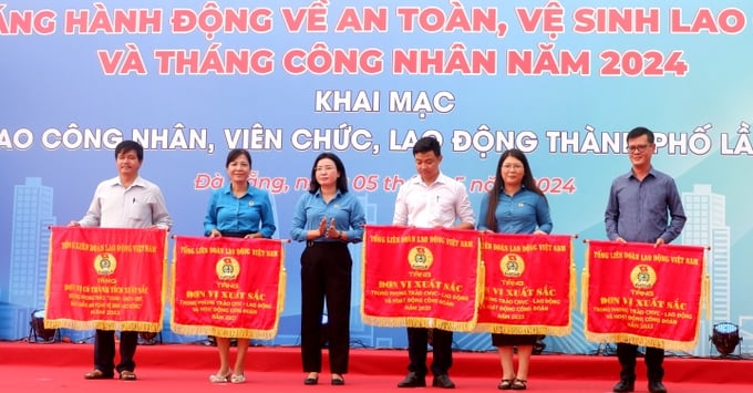 Chủ tịch Liên đoàn Lao động thành phố Phan Thị Thúy Linh trao cờ thi đua của Tổng Liên đoàn Lao động Việt Nam cho các tập thể có thành tích xuất sắc năm 2023