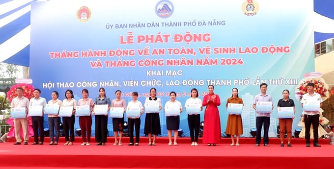 Phó Chủ tịch HĐND thành phố Nguyễn Thị Anh Thi trao nhà mái ấm công đoàn cho công nhân, viên chức, lao động có hoàn cảnh khó khăn trên địa bàn thành phố