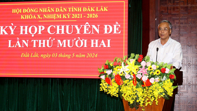 Ông Võ Đại Huế - Trưởng ban Kinh tế Ngân sách, HĐND tỉnh Đắk Lắk trình bày nội dung dự thảo Nghị quyết