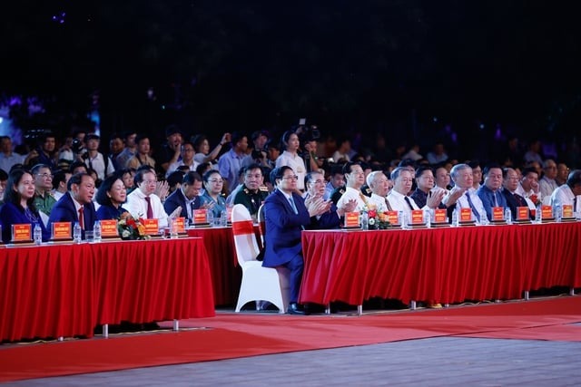 hủ tướng Phạm Minh Chính và các đồng chí lãnh đạo, nguyên lãnh đạo Đảng, Nhà nước dự chương trình nghệ thuật đặc biệt kỷ niệm 70 năm Chiến thắng Điện Biên Phủ (Ảnh: VGP/Nhật Bắc)