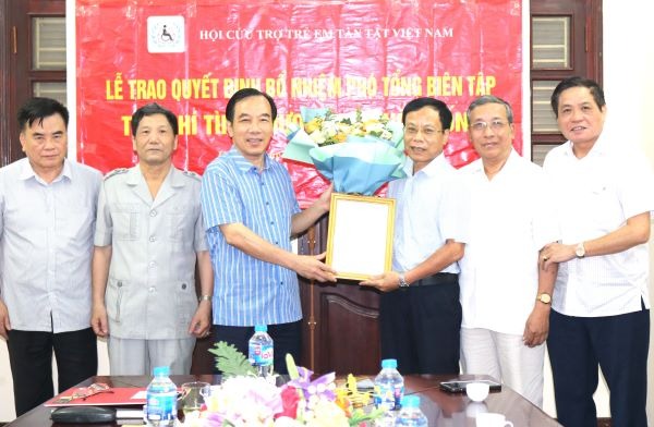 Ông Ngô Sách Thực, Chủ tịch Hội CTTETT Việt Nam trao hoa và quyết định bổ nhiệm cho Tân Phó Tổng biên tập Nguyễn Văn Minh