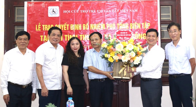 Đại diện Báo Điện tử Đảng cộng sản Việt Nam chúc mừng và tặng hoa Tân Phó Tổng biên tập Nguyễn Văn Minh