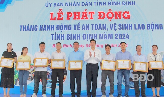 Đồng chí Lâm Hải Giang - Phó Chủ tịch UBND tỉnh, Chủ tịch Hội đồng ATVSLĐ tỉnh tặng bằng khen cho các tập thể, cá nhân có thành tích xuất sắc trong công tác ATVSLĐ giai đoạn 2021 - 2023 (Ảnh: N.M)