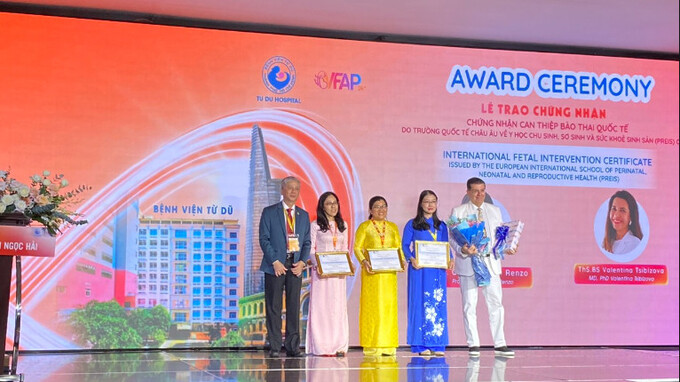 Lễ trao chứng nhận can thiệp bào thai quốc tế cho 3 bác sĩ Việt Nam