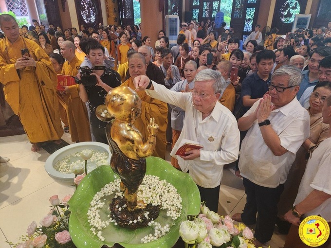 Ông Nguyễn Hồng Quân, nguyên Ủy viên Ban Chấp hành Trung ương Đảng, Chủ tịch Hội GDCSSKCĐ Việt Nam cùng các Phật tử