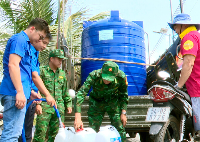 Các đơn vị vận chuyển hơn 50m3 nước sinh hoạt, 3.000 lít nước uống tinh khiết và 300 lốc nước đóng chai cho các hộ dân xã Tân Tập, huyện Cần Giuộc