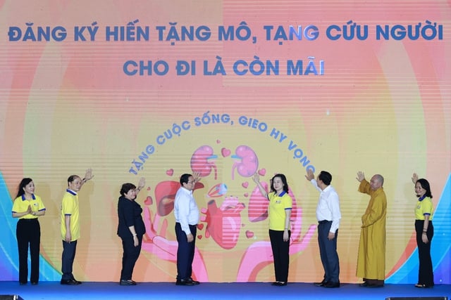 Thủ tướng Phạm Minh Chính và các đại biểu thực hiện nghi thức phát động chương trình