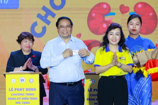 Chủ tịch Hội vận động hiến tặng mô tạng, bộ phận cơ thể người Việt Nam trao cho Thủ tướng thẻ đăng ký hiến tặng mô, tạng