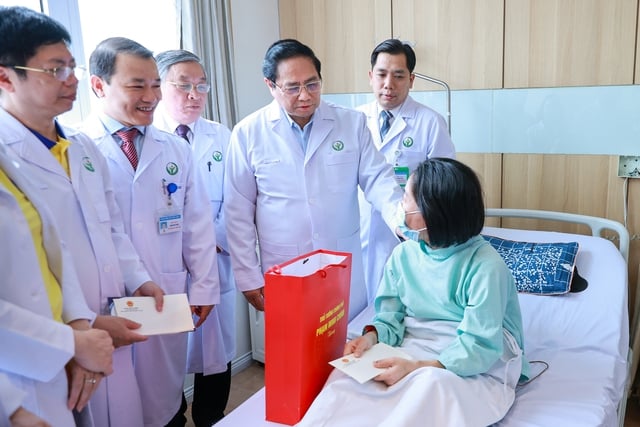 Thủ tướng thăm hỏi sức khỏe bệnh nhân được ghép tạng 