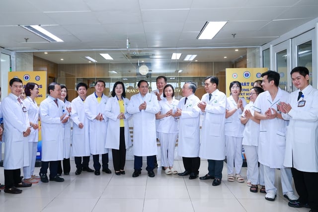Thủ tướng trao đổi với lãnh đạo Bộ Y tế và đội ngũ bác sĩ Trung tâm Ghép tạng Bệnh viện Việt Đức