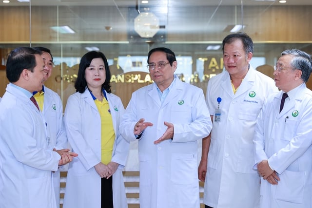 Thủ tướng trao đổi với lãnh đạo Bộ Y tế và đội ngũ bác sĩ Trung tâm Ghép tạng Bệnh viện Việt Đức