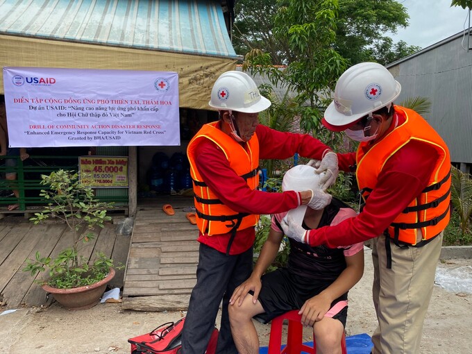 Thực hành băng bó vết thương cho nạn nhân