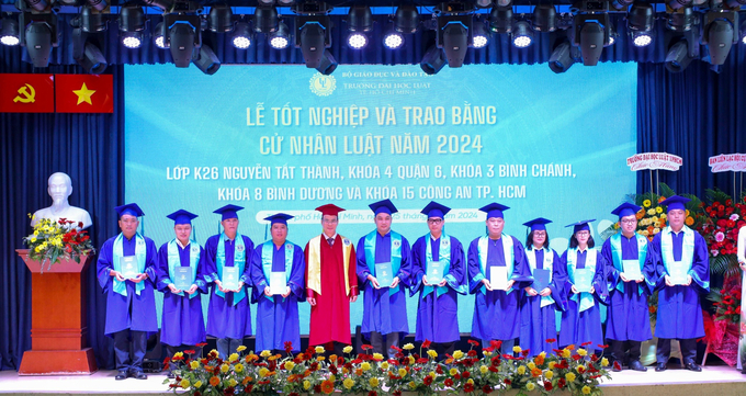 Trường Đại học Luật TP.HCM trao bằng cử nhân luật cho 263 học viên hệ vừa làm vừa học (Ảnh: Ulaw)