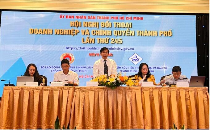 Các đại biểu thông tin chính sách, quy định pháp luật tại hội nghị
