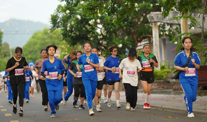 Các vận động viên nữ tham gia chạy cự ly 2km