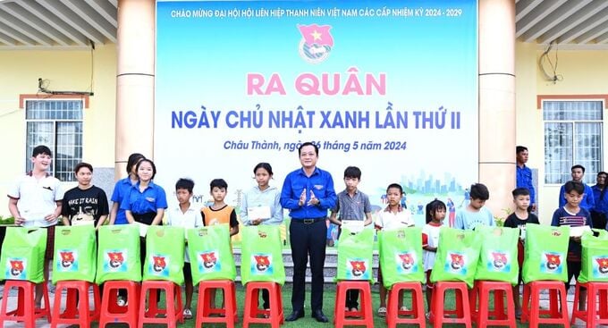 Ông Lại Chí Nguyện - Trưởng Ban Phong trào Tỉnh đoàn, Phó Chủ tịch Hội Liên hiệp Thanh niên Việt Nam tỉnh trao quà cho các em học sinh.