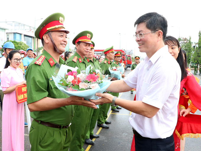 Lãnh đạo tỉnh tặng hoa và cờ lưu niệm cho các đội tham gia dự thi