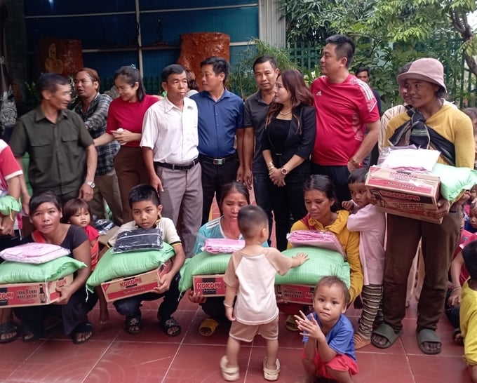 Đoàn công tác tặng quà cho bà con làng Tnung, xã Hbông, huyện Chư Sê