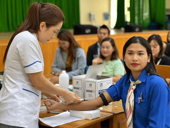 Các tình nguyện viên tham gia hiến máu tình nguyện