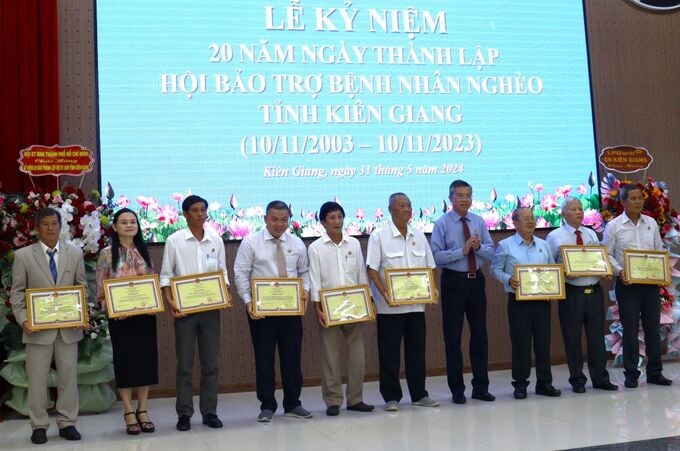 Phó Chủ tịch UBND tỉnh Nguyễn Lưu Trung trao tặng bằng cho cho các tập thể
