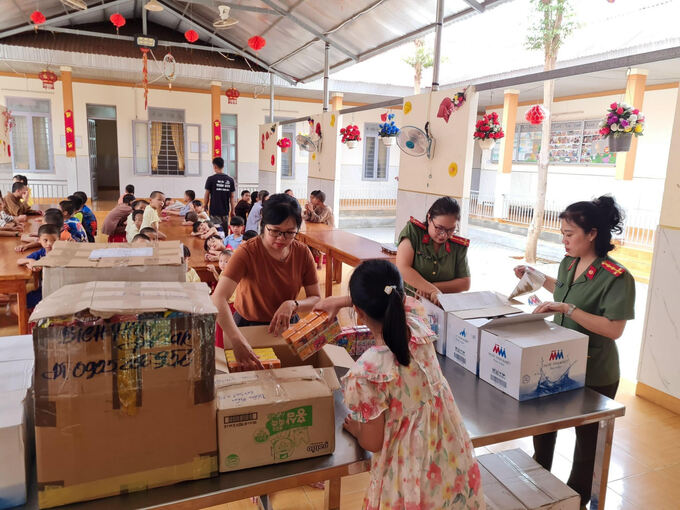 Cán bộ Công an tỉnh Đắk Lắk tổ chức Tết thiếu nhi cho các em nhỏ