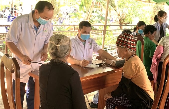 Đoàn công tác khám và phát thuốc cho người dân xã Ia Kreng, huyện Chư Păh (ảnh: H.Đ.T)