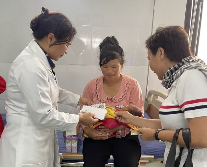 Tặng quà cho các bệnh nhi tại Bệnh viện Đa khoa tỉnh Đắk Nông