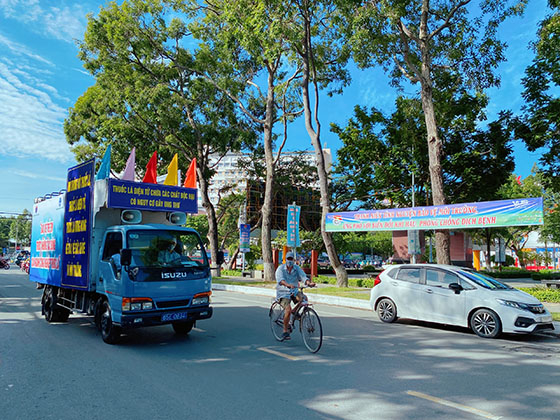 Xe tuyên truyền đi các tuyến đường chính và nơi tập trung đông dân cư của quận Ninh Kiều