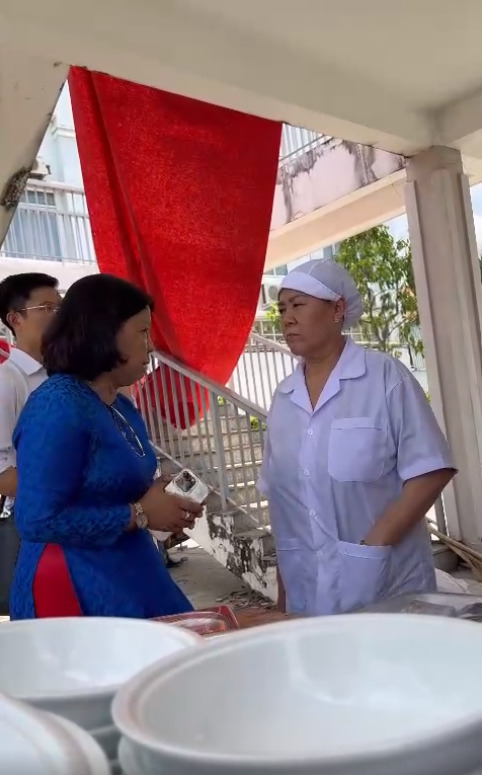 Người phủ nữ mặt áo dài xanh khẳng định: “Kít test dùng để test nhanh thực phẩm trong buổi tiệc hôm nay do Chi cục An toàn vệ sinh thực phẩm thuộc Sở Y tế Bình Dương cung cấp”
