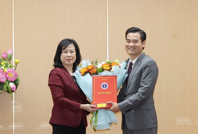 Bộ trưởng Bộ Y tế Đào Hồng Lan trao quyết định điều động, bổ nhiệm Phó Cục trưởng Cục An toàn thực phẩm cho ông Chu Quốc Thịnh (Ảnh: Trần Minh)