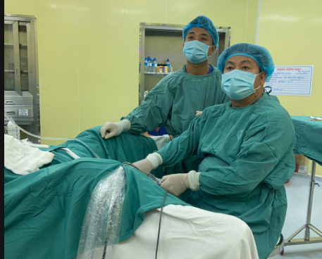 BS.CKI Danh Tâm và ThS.BS.CKII Nguyễn Văn Trí Dũng đang thực hiện phẫu thuật cho ông H (Ảnh: TN)