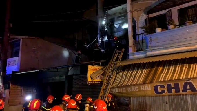 Cháy căn nhà 2 tầng tại khu cư xá Bắc Hải khiến 5 người nhập viện (Ảnh: PC07)