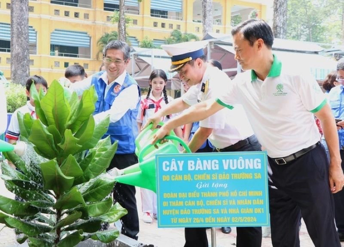 Phó Bí thư Thành ủy TP. Hồ Chí Minh Nguyễn Phước Lộc (trái) cùng Phó Chủ tịch UBND TP. Hồ Chí Minh (phải) cùng các đại biểu trồng cây bàng vuông tại Trường Hồng Bàng trong khuôn khổ Ngày hội Sống xanh