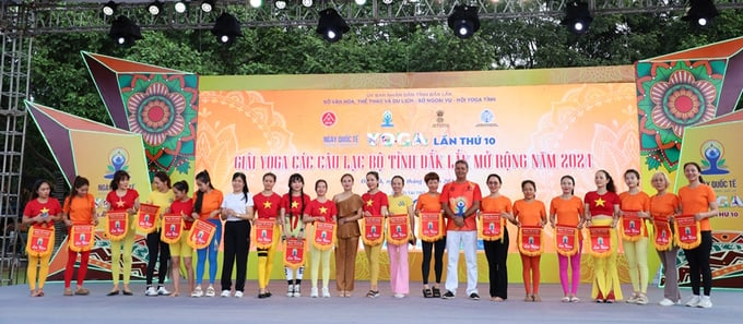Ban tổ chức trao cờ lưu niệm cho các đơn vị tham gia giải Yoga các câu lạc bộ tỉnh Đắk Lắk mở rộng năm 2024