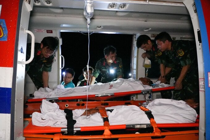 Bệnh viện Quân y 175 đưa 2 bệnh nhân nguy kịch từ Trường Sa về đất liền điều trị bằng trực thăng (Ảnh: BVCC)