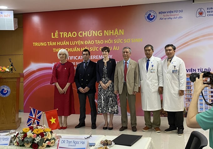 Bà Emily Hamblin - Tổng lãnh sự Anh tại TP. Hồ Chí Minh (đứng thứ 3 từ trái sang) trao chứng nhận cho lãnh đạo Bệnh viện Từ Dũ