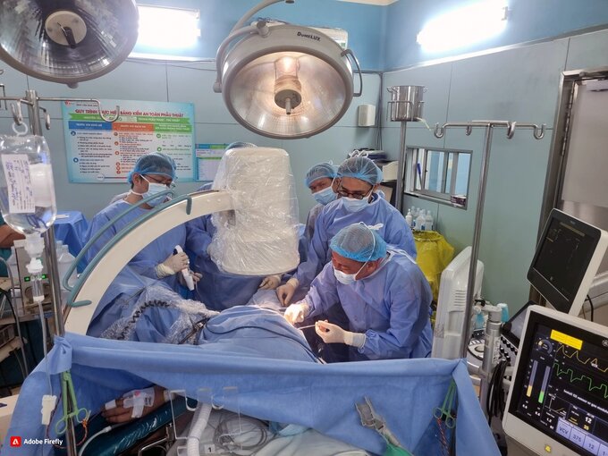 PGS.TS.BS Nguyễn Phúc Cẩm Hoàng (ngoài cùng bên phải) cùng các bác sĩ đang tiến hành phẫu thuật cho bệnh nhân H