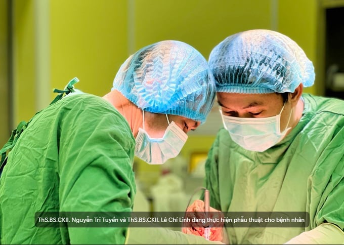 BS Nguyễn Tri Tuyển và BS Lê Chí Linh đang phẫu thuật dị dạng đường mật cho bà T (Ảnh: TN)