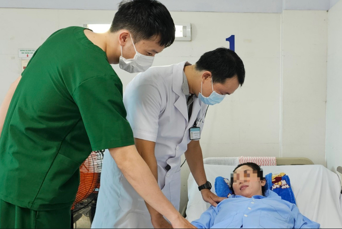 BS Nguyễn Tri Tuyển kiểm tra sức khỏe bà T sau phẫu thuật dị dạng đường mật (Ảnh: TN)