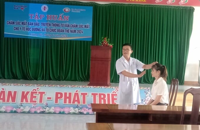 Trung tâm y tế huyện Krông Nô tổ chức tập huấn chăm sóc mắt