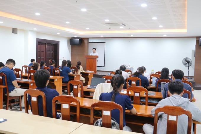 BS.CKI Thân Văn Chín - Phó Giám đốc Trung tâm Kiểm soát bệnh tật TP. Đà Nẵng phát biểu tại buổi bàn giao sinh viên