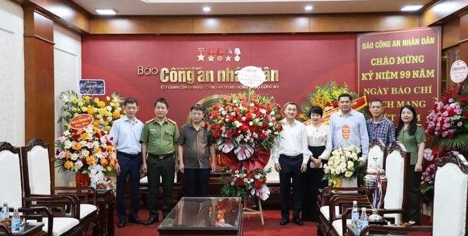 Thứ trưởng Bộ Y tế Trần Văn Thuấn tặng hoa chúc mừng Báo Công an Nhân dân nhân dịp Kỷ niệm 99 năm Ngày Báo chí cách mạng Việt Nam